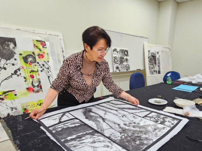 먹과 장지를 활용해 작업 중인 정현숙 작가