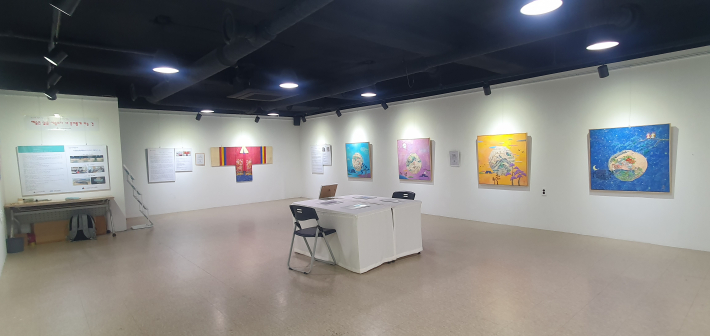 네 작가의 작품이 함께 전시된 망포갤러리 내부