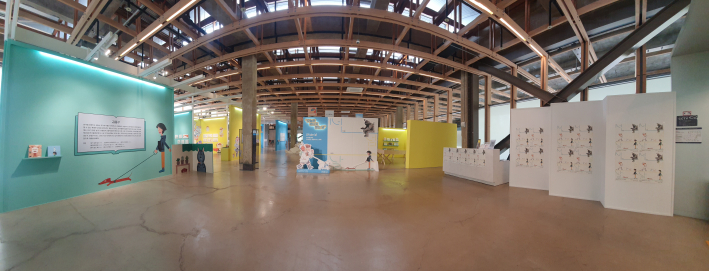 복합문화공간 111CM 전시장 전경. 높은 천장과 넓은 동선 속에 작가별 공간이 색으로 구분돼 있다.