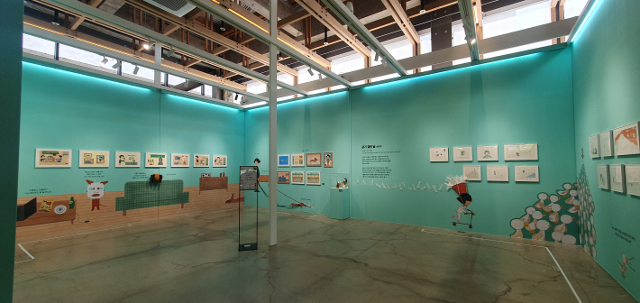 김동수 작가 공간 전경. 감기 걸린 날을 중심으로 한 원화와 벽화, 입체 오브제가 함께 배치돼 그림책 속 장면을 전시장 안으로 확장했다.