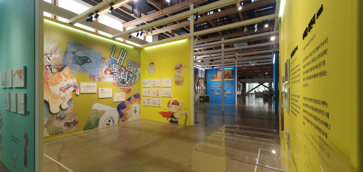 김보라 작가 공간 전경. 조용희 청소기와 속마음 청진기 속 캐릭터와 장면이 밝은 색감으로 구성돼 어린이 관람객의 호기심을 끈다.