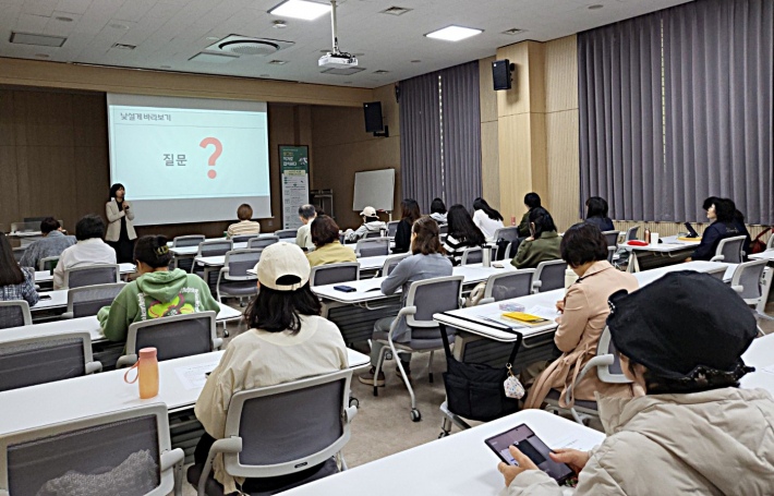 참여자들은 강사의 질문에 깊이 몰입한 채, 진지한 분위기 속에서 수업에 집중하고 있다.