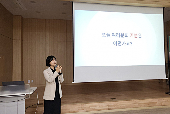 인문학 강사이자 《청소년을 위한 필사 가이드》, 《질문으로 완성하는 청소년 글쓰기》를 집필한 정지선 강사.