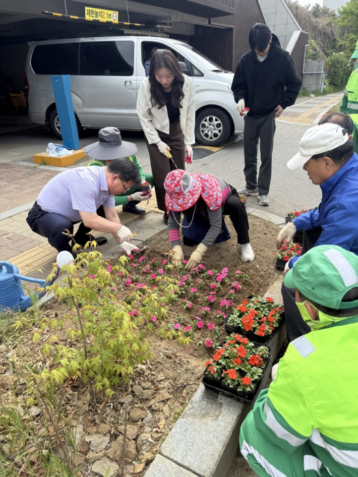 손바닥정원 식재 하는 모습