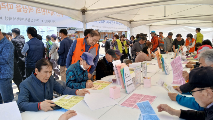 신청서와 이력서를 작성하는 어르신들