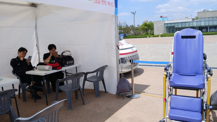 만일의 사태에 안전 대비한 응급차와 침대, 안전요원들