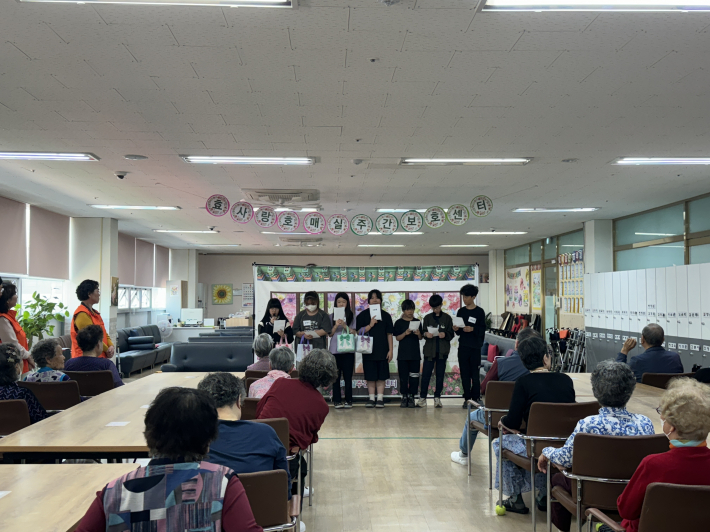 이날 학생들은 어르신들에게 노래를 부르고 간식을 나누는 시간을 가졌다