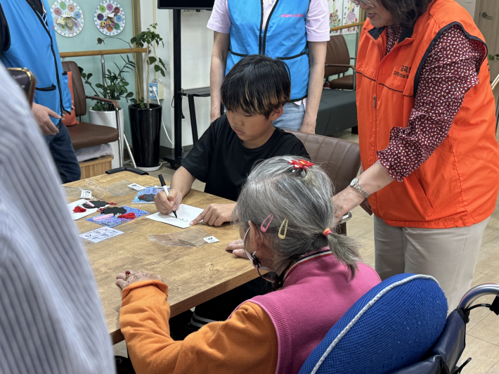 어르신들과 함께 간식을 먹으며 대화를 나눴다.  