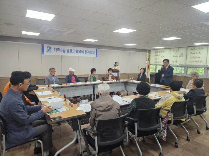 김열경 대한노인회 영통구지회장이 경로당 회장님들께 인사말을 전하고 있다. 