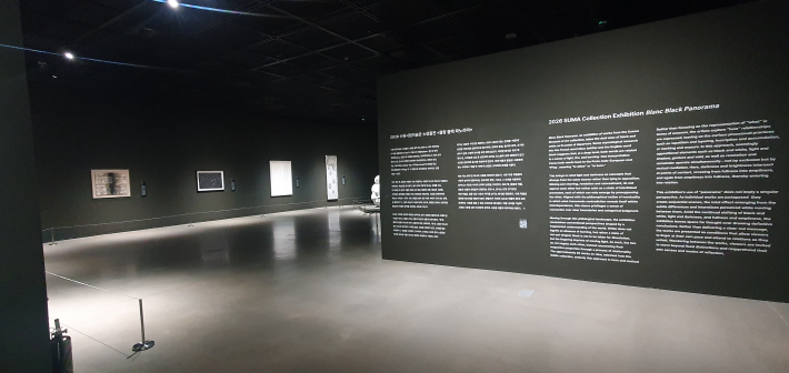 전시장 입구에 마련된 전시 설명 벽면. '블랑 블랙 파노라마'의 기획 의도와 전시 개요를 확인할 수 있다.
