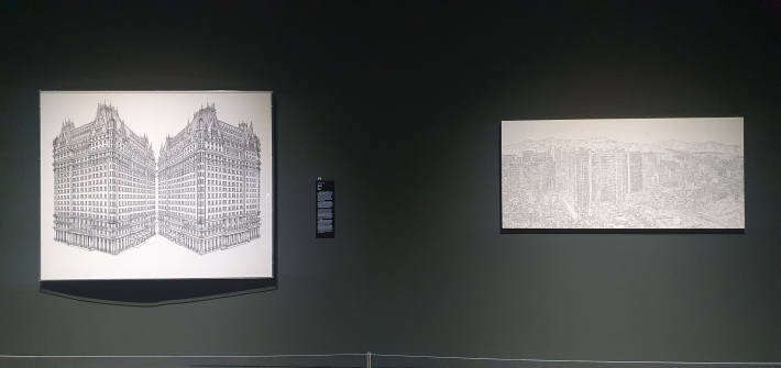 유승호의 '세월아 돌려다오'와 윤세열의 '산수—을지로'가 보이는 벽면. 흑백 선과 여백이 강조된 작품 배치를 보여주기에 좋다.