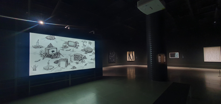 박미라의 단채널 영상 작품 '막간극' 상영 공간. 관람객이 앉아 영상을 감상하는 구조를 설명할 때 적합하다.