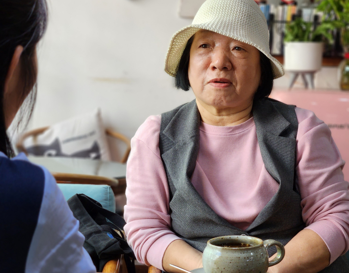 인터뷰 중인 통장. 오랜 시간 이어온 나눔 활동의 의미와 철학을 전하고 있다.