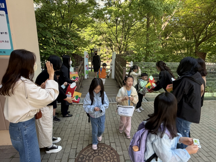 영일초 학부모회에서 어린이날을 맞아 등교맞이 아침행사를 개최중이다.