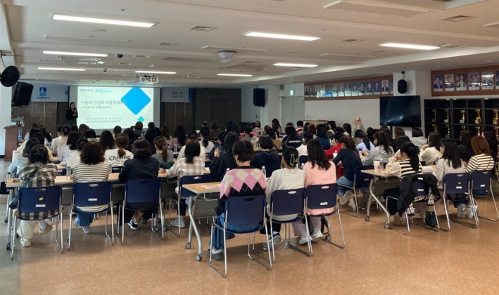 장안구청에서 어린이집 종사자를 대상으로 아동학대 신고의무자교육을 진행하는 모습