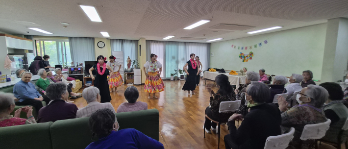 어르신들을 모시고 정자3동 하와이 훌라댄스 팀이 공연하고 있다. 