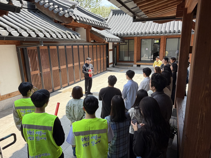 수원시 화성사업소 청사에서 화재 발생 대응 훈련을 실시하고 있다. 