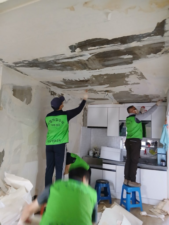 동수원장로교회 봉사단에서 저소득 취약계층 어르신 가정의 도배 작업을 하고 있다. 
