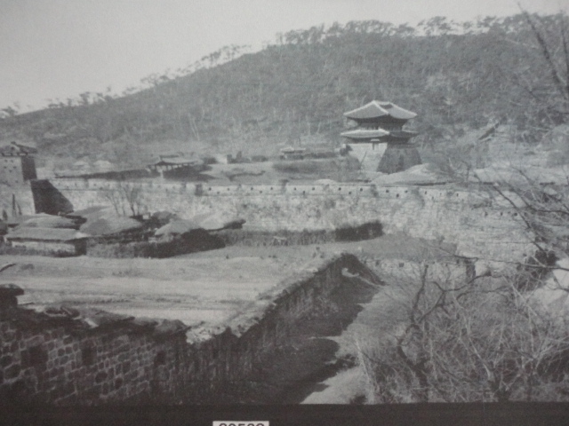 1907년 헤르만 산더가 찍은 팔달문과 남공심돈 모습
