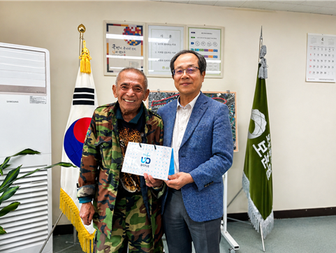 틀니시술 후 보훈원장님과 기념사진