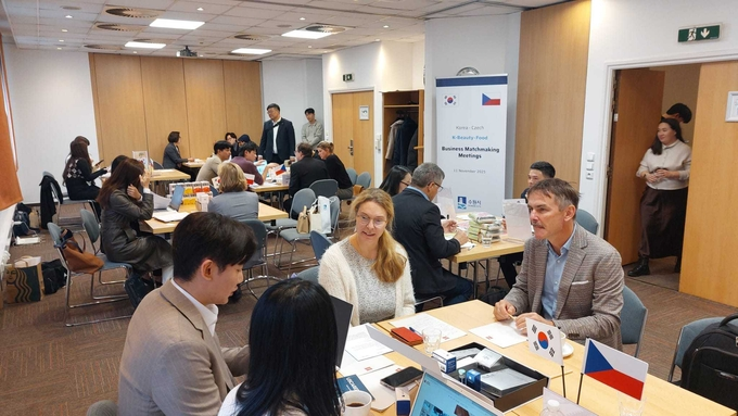 수원시가 지난해 11월 연 케이(K)-한류 유럽연합(EU) 권역 수출개척단에 참가한 수원시 기업인들이 체코 현지 바이어와 상담하고 있다.     