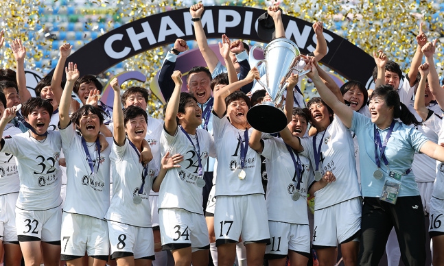 23일 수원종합운동장에서 열린 아시아축구연맹(AFC) 여자 챔피언스리그(AWCL) 결승 내고향여자축구단과 도쿄 베르디 벨레지의 경기에서 내고향 선수들이 우승 세리머니를 하고 있다, (연합뉴스)