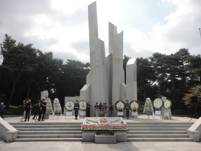 수원시 현충탑 제71회현충일 호국영령 추념식에 헌화가 놓여있다