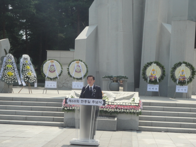 호국영령들에 추념사를하는 이재준 수원시장