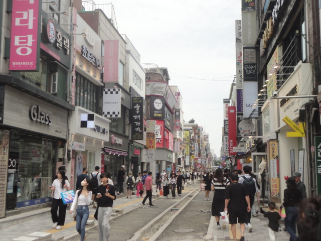 현충일에 국기계양을 볼 수 없는 로데오거리 상가들