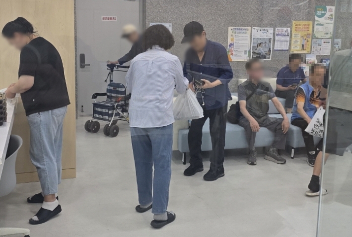 경기남부경찰청 자원봉사단 '가든버런티어(단장 김정원)'가 도시락 25팩을 매산동 행정복지센터에 전달했다.