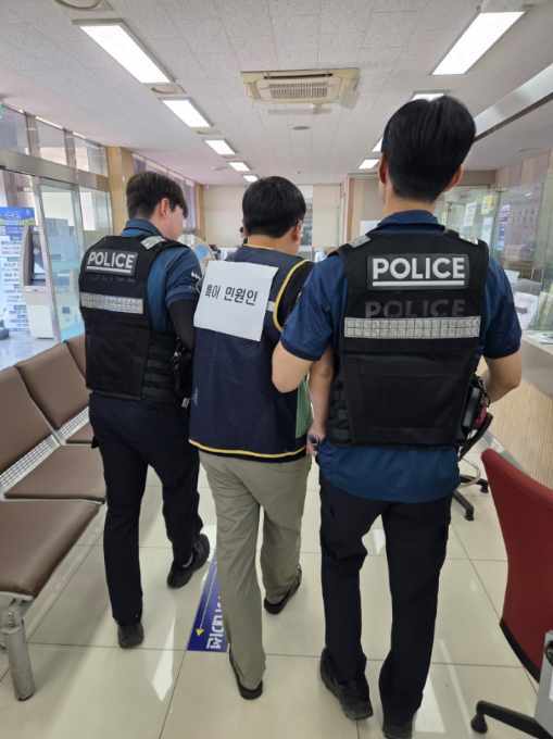  노송지구대와 특이민원 비상상황 대응 모의훈련을 실시하고있다.