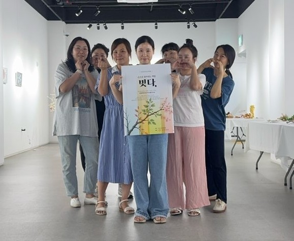 출품 작가들의 전시회 기념사진