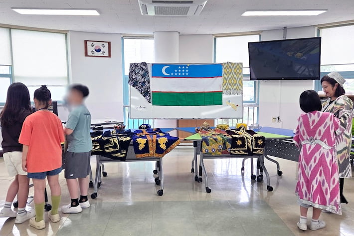 사진1~2)수원시가 매여울초등학교에서 '행복 다문화 축제 체험부스'를 운영하고 있다.  