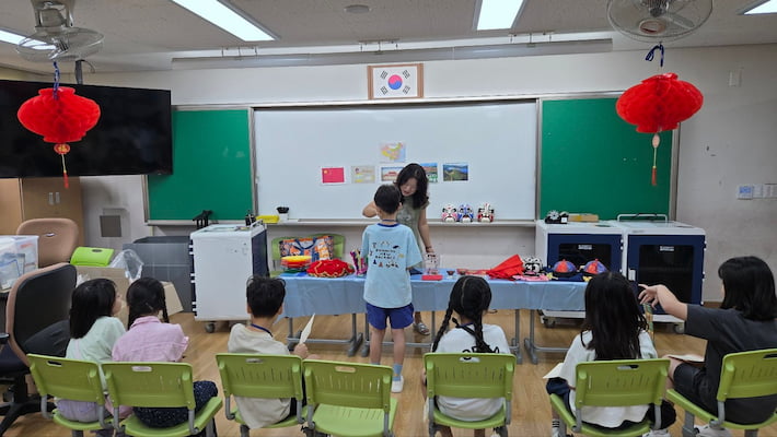 사진1~2)수원시가 매여울초등학교에서 '행복 다문화 축제 체험부스'를 운영하고 있다.  