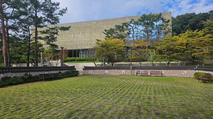 사진2) 광교역사공원에서 야외 예식을 할 수 있는 공공예식장 수원새빛뜰·광교 전경.    