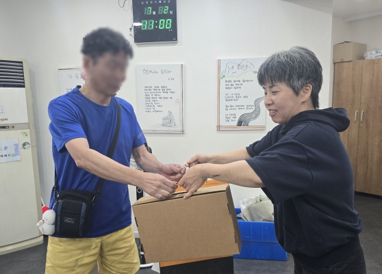 선물세트를 전달받고 있는 특화자활 참여 노숙인