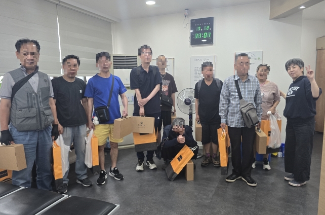 우양재단의 선물을 받은 특화자활 참여자들의 단체사진