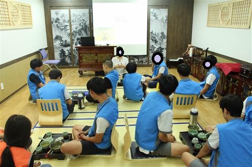 예절 수업을 듣는 교육생들