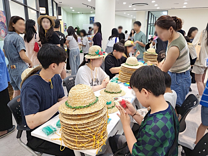 밀짚모자 클레이를 만드는 '창작역'은 어린이들의 발길이 끊이지 않는 인기 체험부스였다.