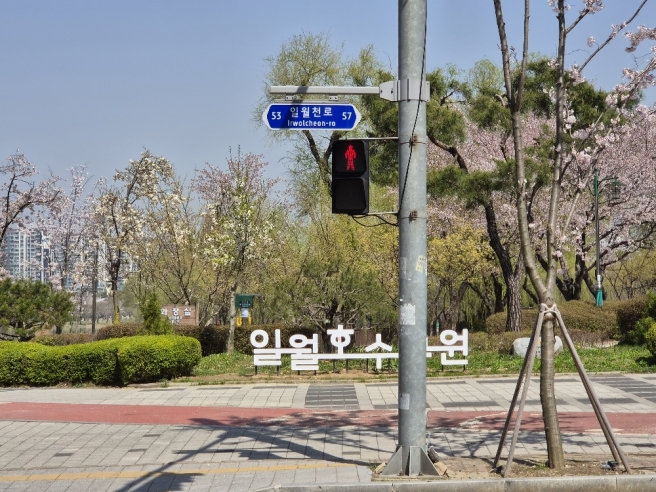 사진)수원시가 관리하는 주소정보시설 도로명판 모습    