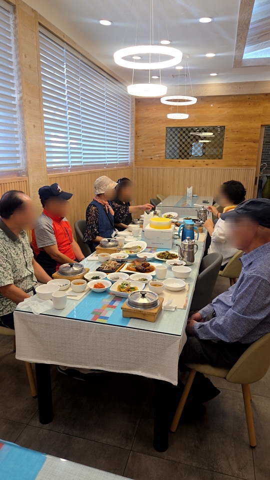 이교수 한정식 식당에서 어르신들이 한정식 식사를 하고 있다.
