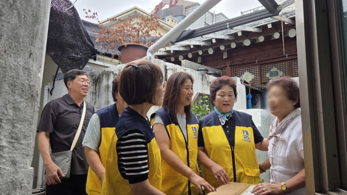 행궁동 지역사회보장협의체에서 식료품 전달하고 있다.