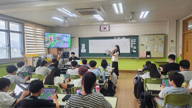 곡선초등학교에서 도로명주소 교육을 진행하고 있다.