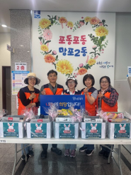 망포2동 지역사회협의체 위원들이 ‘희망가득 튼튼지원 꾸러미’ 전달식을 하고 있다. 