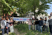 조원1동 주민자치회가 다람쥐어린이공원에서 공원 에티켓 캠페인을 진행하고 있다.