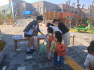 학부모회에서 등원하는 유아들에게 선물을 나누어주고 있는 모습