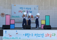 첫 번째 초청공연 팀 ‘동네풍경’이 선보인 어린이 인형극 「될 거야, 단팥빵」의 한 장면. 아이들의 시선을 사로잡기에 충분했다.