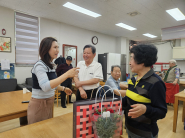 매탄4동장은 경로당 어르신들께 카네이션과 선물세트를 전달하고 있다.
