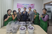 사진설명) 세류3동 새마을부녀회가 어린이날을 맞아 지역 어린이들을 위한 떡볶이 나눔 행사를 진행했다.