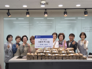 오떡반 자원봉사자들과 기관 담당자들이 사랑의 마음으로 단체 사진 찰칵!!